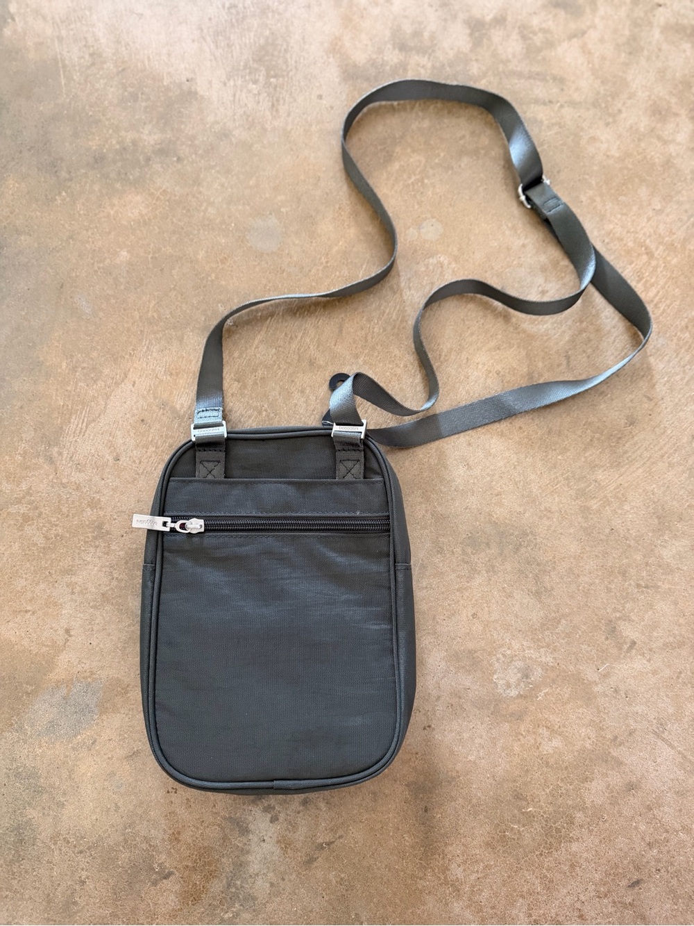 Baggallini RFID Travel Crossbody Bag Gray Passport Organizer NWOT - Picture 5 of 11
